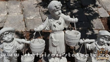 Mama și copii cu găletușe, alb marmorat, model S65.