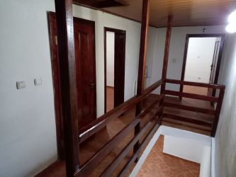 Ofer spre inchiriere apartament la casa 