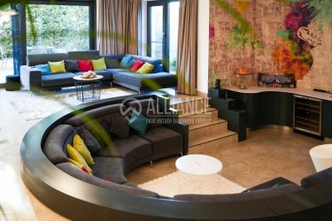 PALAZU MARE - Casa Viselor: Vila cu Guest House și Grădină de Poves