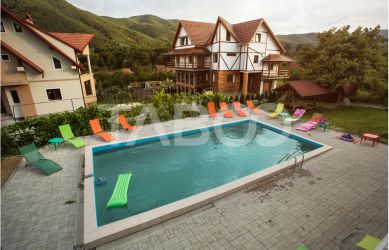 Pensiune 13 camere 16 bai sauna piscina si teren 1565 mp Cisnadioara