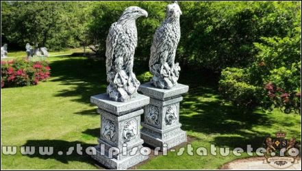 Set 2 statuete vulturi cu socluri, gri antichizat.