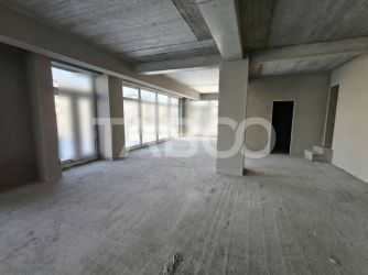 Spatiu Comercial 138 mp utili cu 8 locuri de parcare - Vitrina 13 m