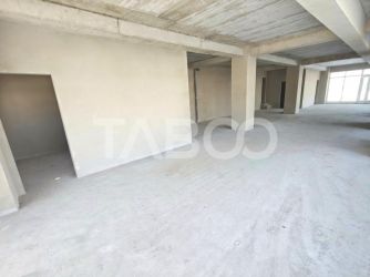 Spatiu comercial 84 mp cu vitrina si 4 locuri de parcare de inchiriat