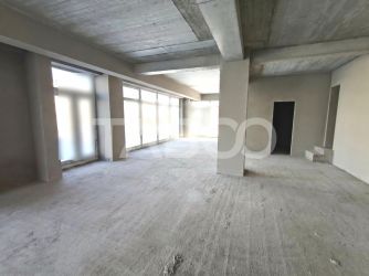 Spatiu comercial cu vitrina si 4 locuri de parcare - COMISION 0