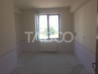 Spatiu comercial de inchiriat 15 camere 16 bai curte Sibiu zona Strand