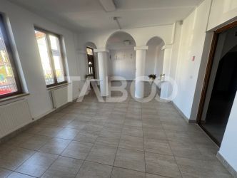 Spatiu comercial de inchiriat 3 camere 80 mpu curte Calea Dumbravii