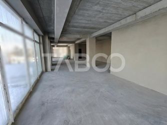 Spatiu Comercial de inchiriat cu 8 locuri de parcare - Vitrina 13 m