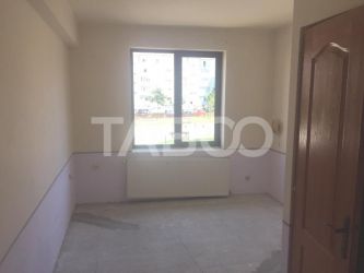 Spatiu comercial de inchiriat Sibiu zona Strand 16 bai 15 camere curte