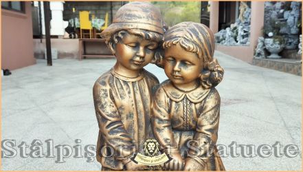 Statuetă copii cu coșuleț, arămiu, model S7.