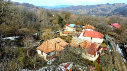 Teren generos de 3.948 mp cu 2 imobile vechi intabulate – Provița d