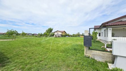 Teren intravilan in zona rezidentiala, la 1 km de A0 si A1