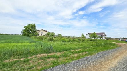 Teren intravilan in zona rezidentiala, la 1 km de A0 si A1