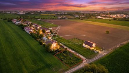Teren intravilan in zona rezidentiala, la 1 km de A0 si A1