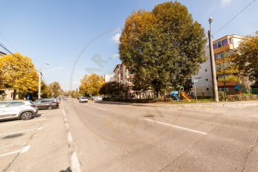 Teren stradal pe colț - Ideal afacere - front stradal mare