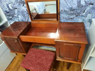 Vând masă de machiaj, din lemn masiv, cu oglindă