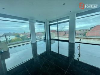 Vand priveliste la 180 grade de pe terasa penthouse-ului cu 3 camere -