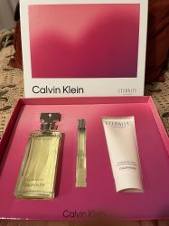Vând set de parfum 100 ml și 10 ml și loțiune parfumată pentru corp