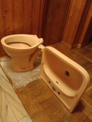 Vas wc, lavoar, etajera ceramica roz si console suspendare lavoar