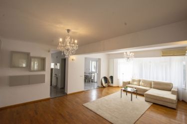 Vilă individuală cu piscină de închiriat în ansamblu rezidențial