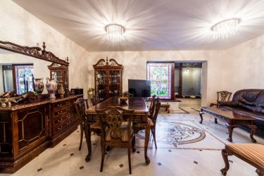 Vila zona Expo Parc - 2 apartamente, curte comuna